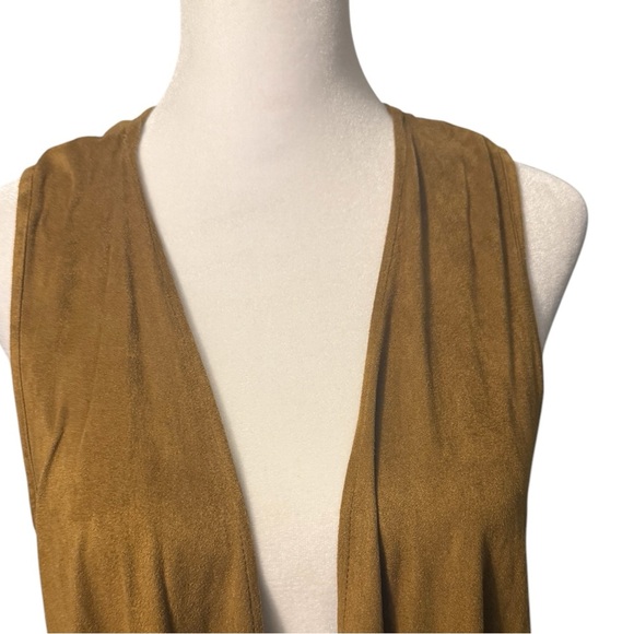 Women’s Soulmates faux suede open sleeveless draped vest/cardigan in a caramel - Picture 3 of 9